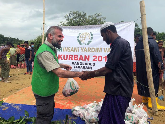 2 milyon 300 bin muhtaca kurban yardımı